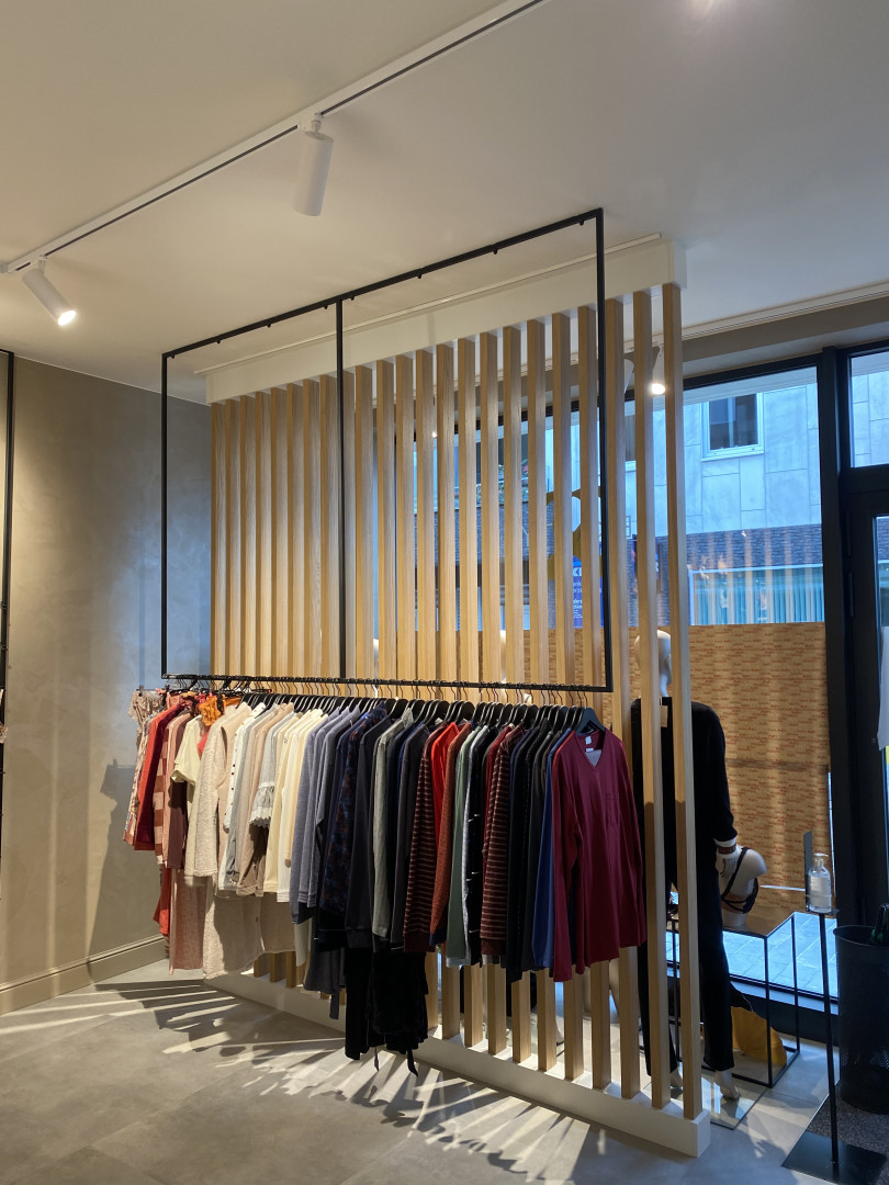 Dit is de title van de afbeelding Aluminium kledingrek winkel