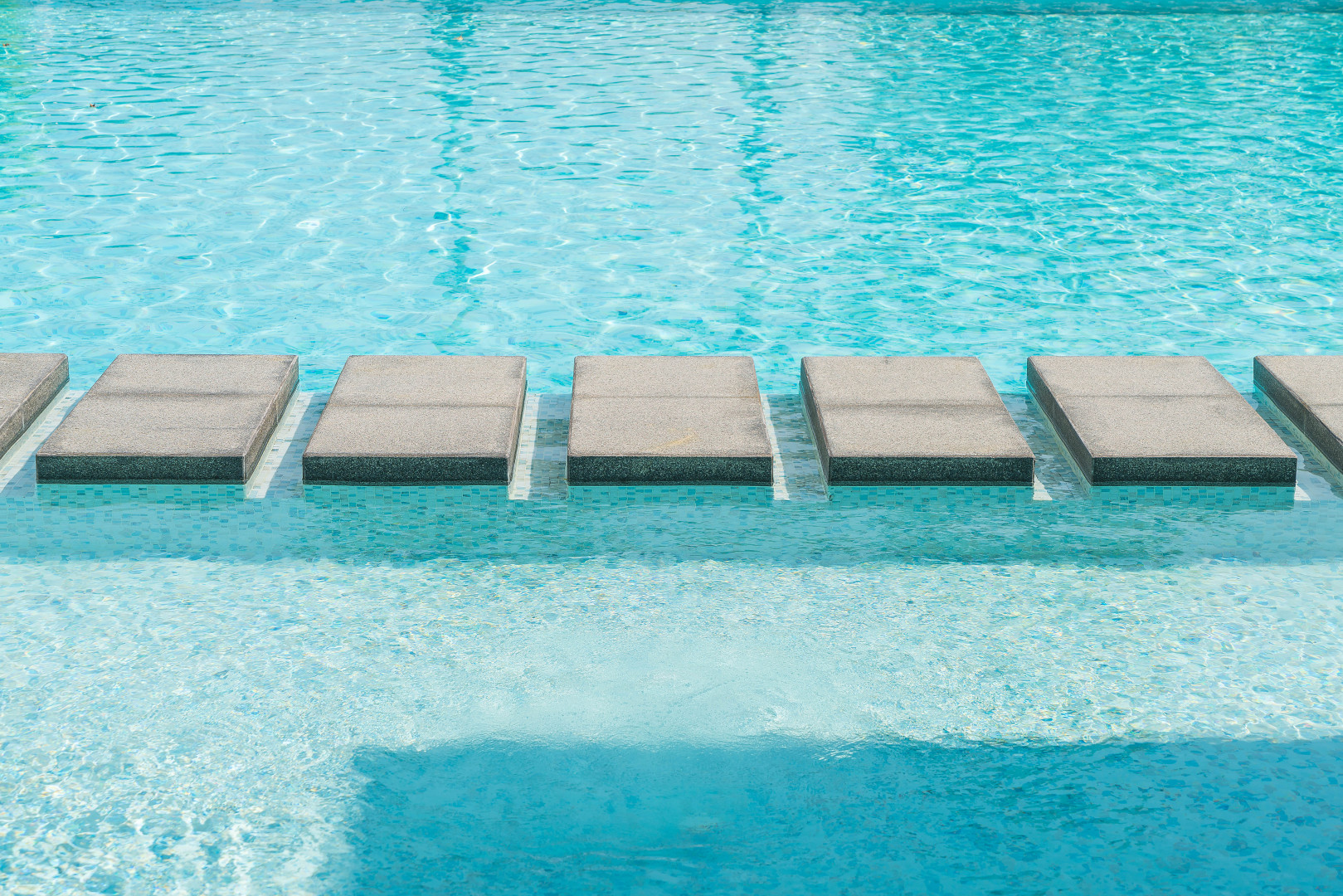 Zwembadboor natuursteen beautiful-luxury-swimming-pool-with-palm-tree