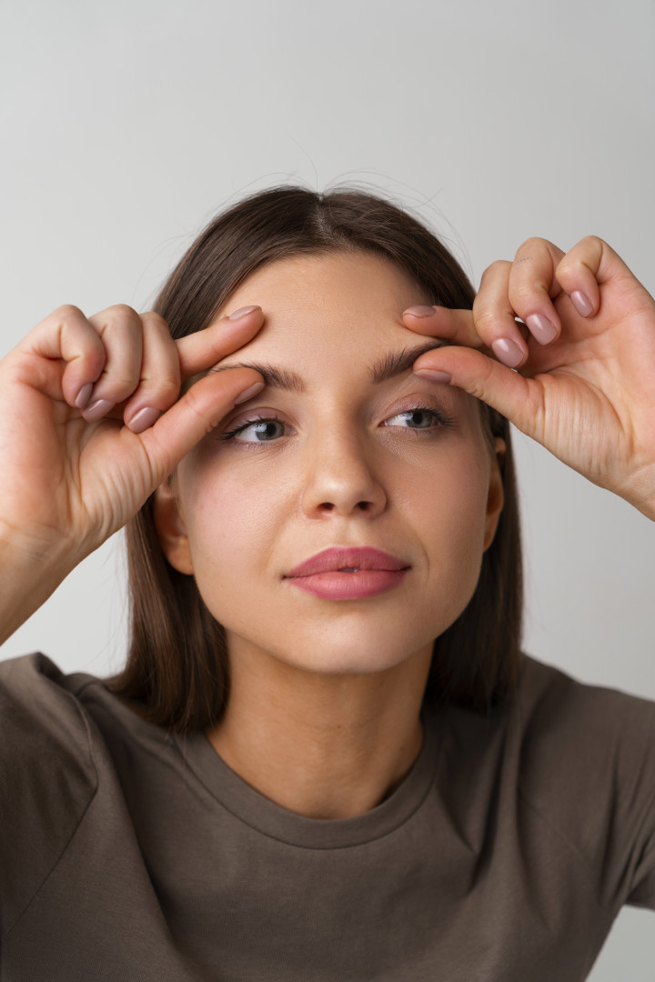 Vrouw na ooglidcorrectie Vrouw bekijkt oogleden na ooglidcorrectie
