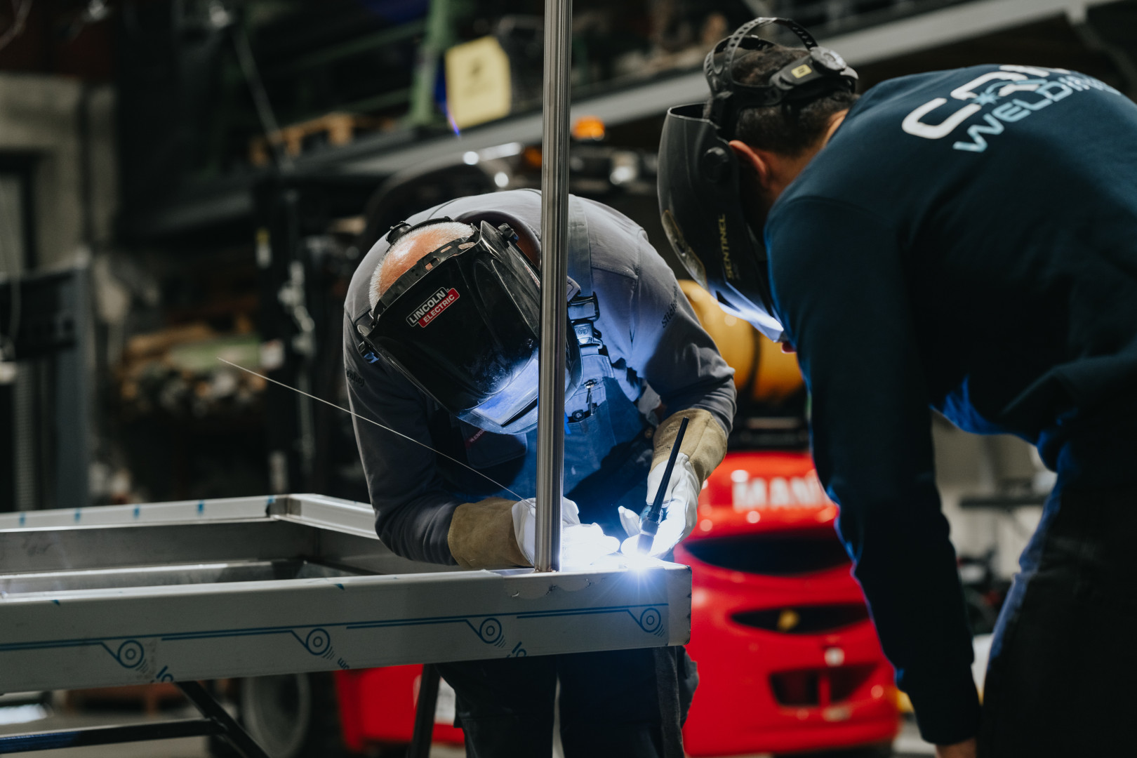 Stef, lasinspecteur van CQM Welding, observeert laswerk.