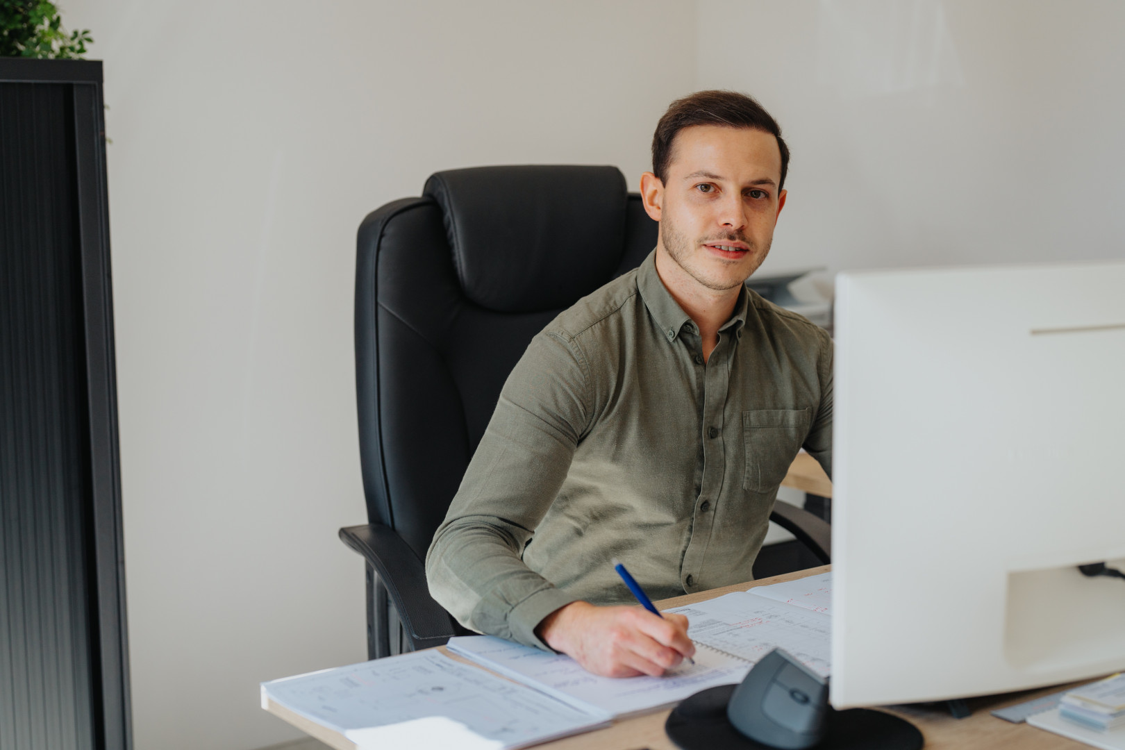 Stef - lasco&ouml;rdinator van CQM Welding - werkt achter zijn computer.