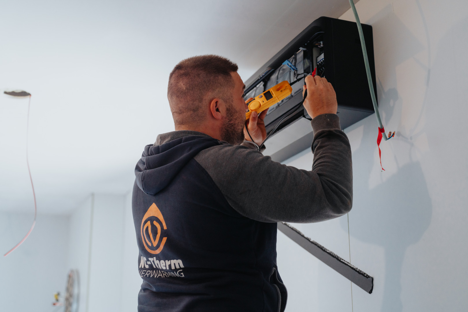 Aico-installatie NC Therm Medewerker NC Therm installeert energiezuinige airco