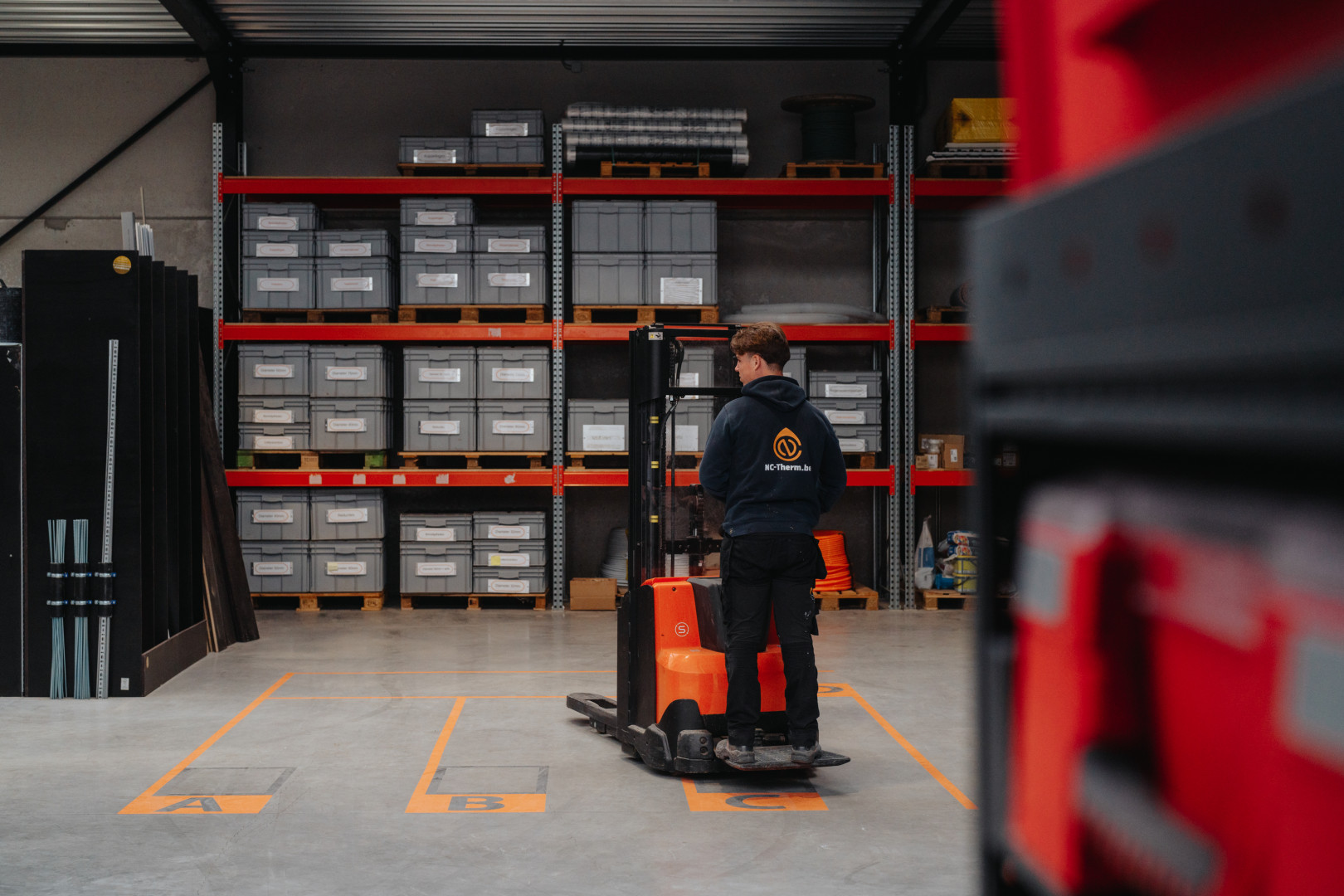 Medewerker van NC Therm in magazijn Medewerker van NC Therm in magazijn
