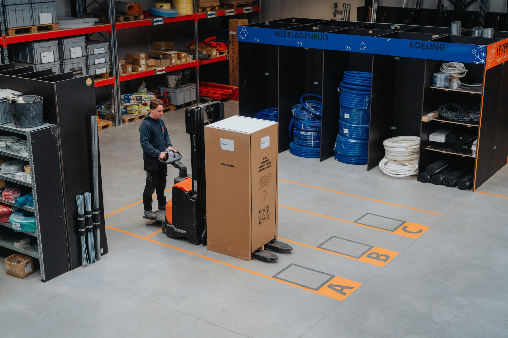 Medewerker van NC Therm in magazijn