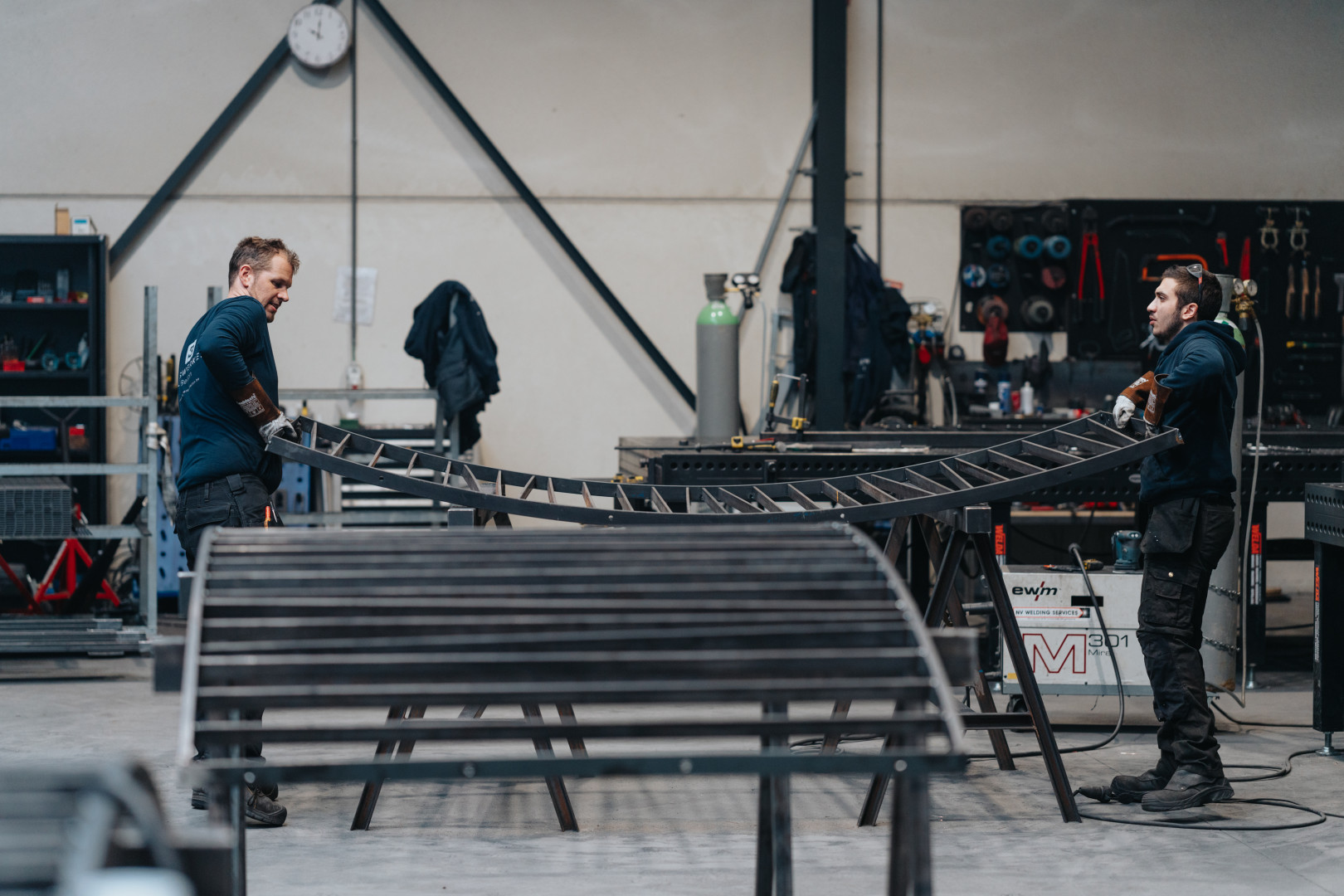Teamwerk aan inox balustrade in atelier Twee medewerkers van Laswerken Bellon werken samen aan een inox balustratdeconstructie in het atelier in Sint-Niklaas.
