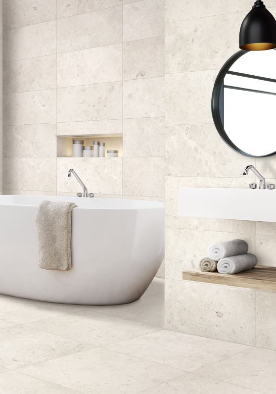 Stijlvolle badkamer met ivoorkleurige keramische tegels Luxe badkamer met vrijstaand bad, moderne wasbak en grote ivoorkleurige keramische wand- en vloertegels van Kwanten in Pelt