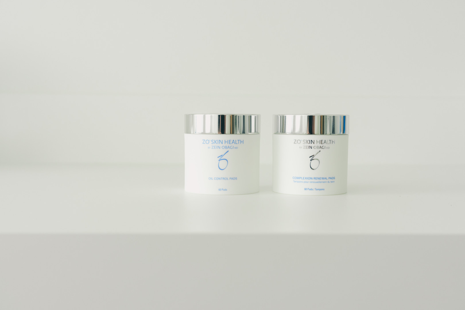 ZO Skin Health producten voor gerichte huidverbetering Twee potjes ZO Skin Health pads (Oil Control Pads en Complexion Renewal Pads) gepresenteerd op een witte ondergrond in The Face Clinic.