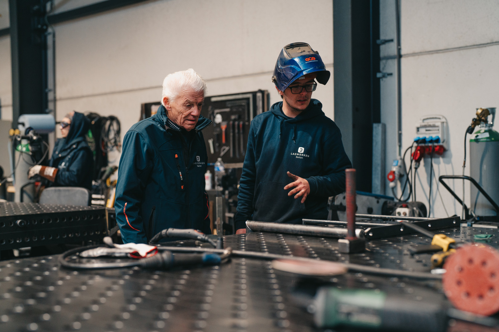 De ervaren lassers van Laswerken Bellon aan het werk De ervaren lassers van Laswerken Bellon aan het werk