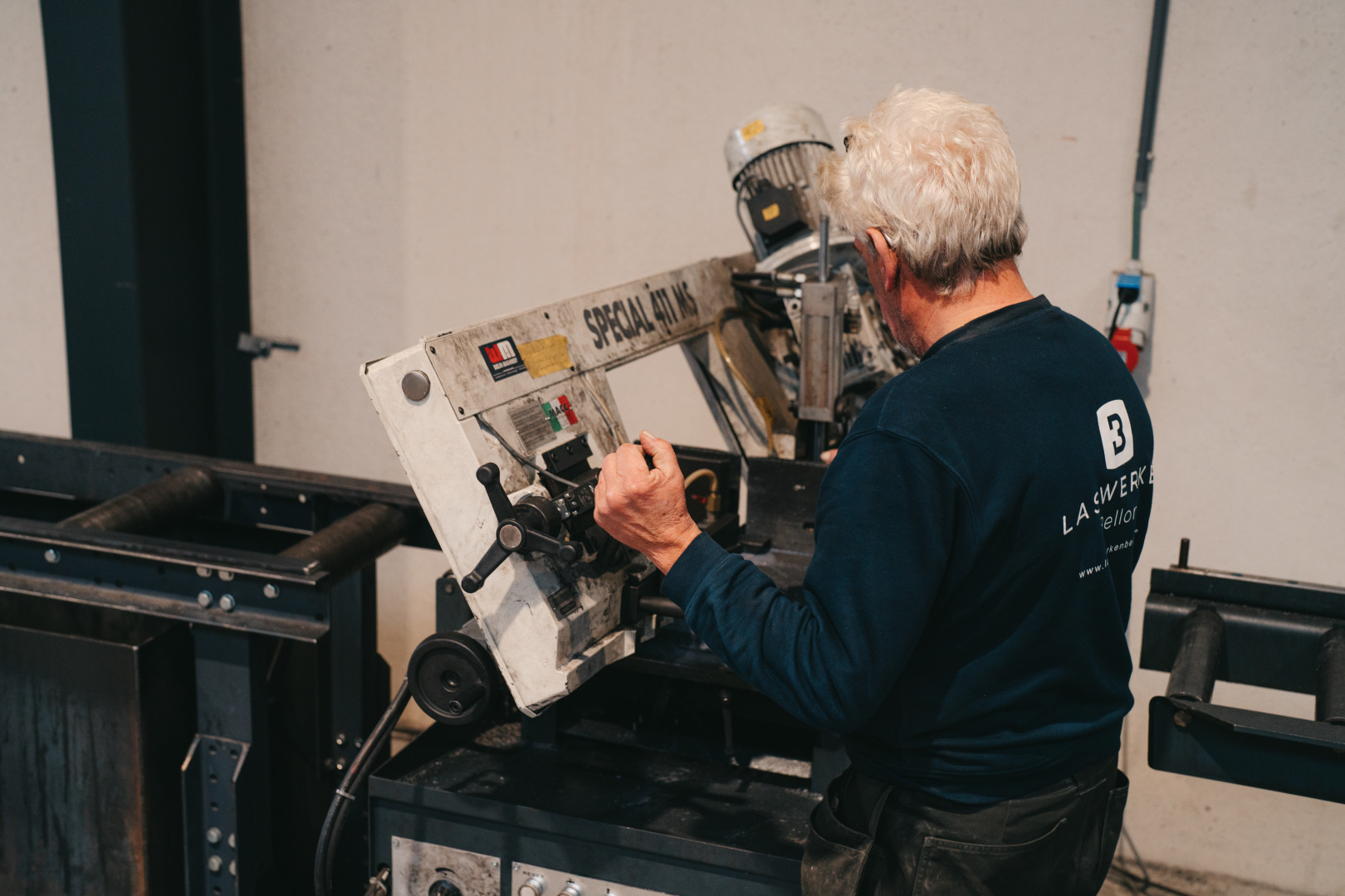 Lasser van Laswerken Bellon aan de slag met machine