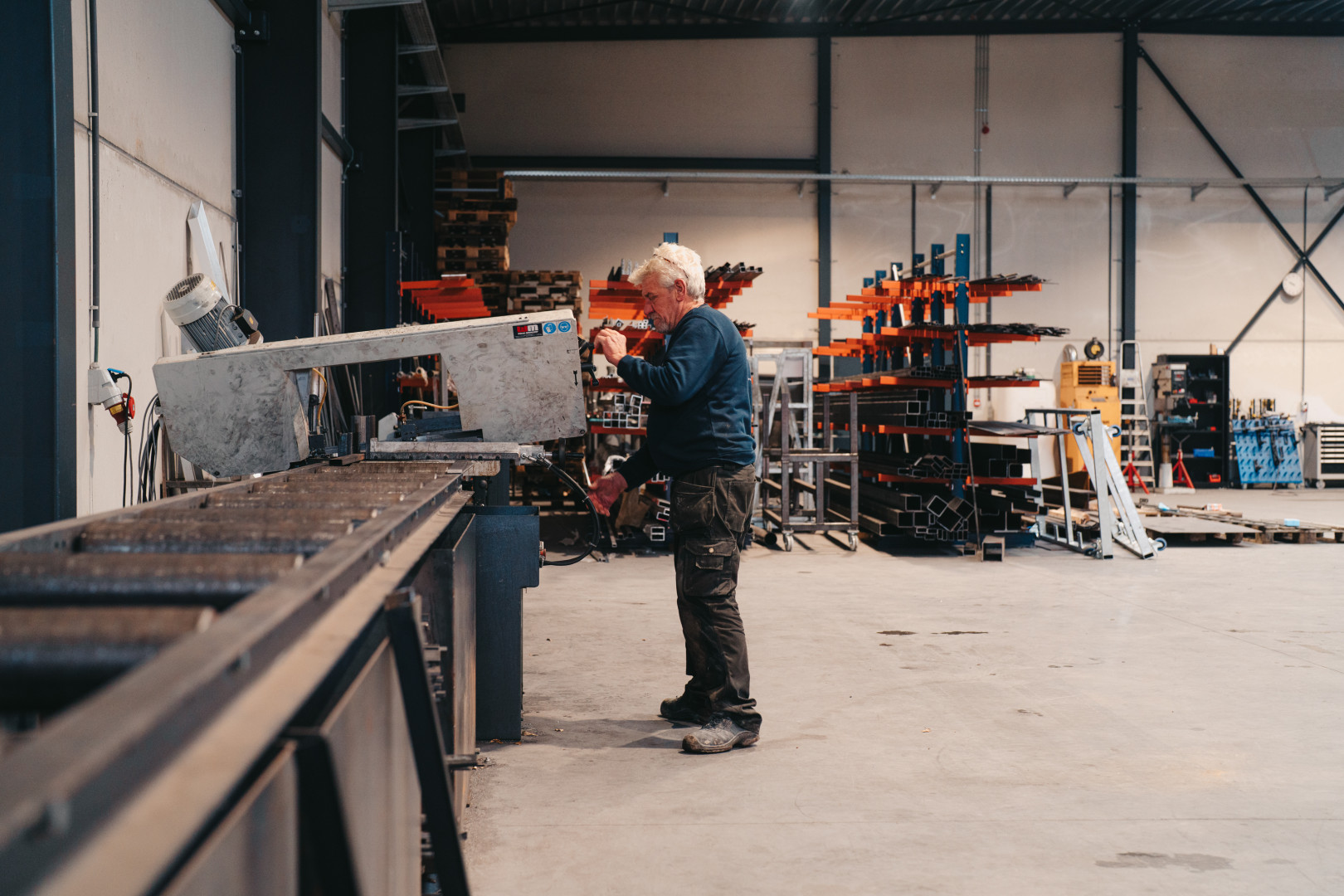 Lasser van Laswerken Bellon in atelier aan het werk