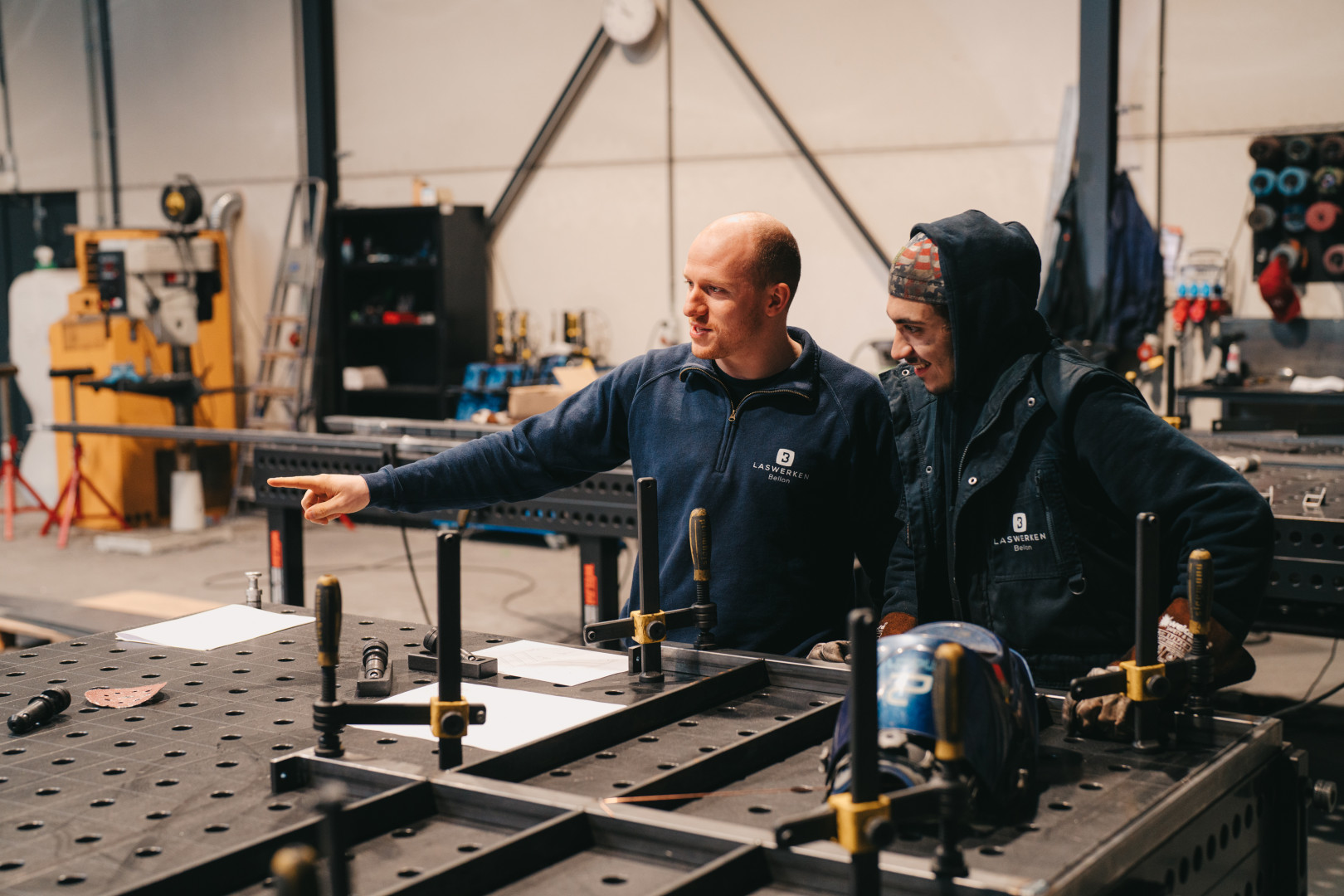 Lassers aan het werk in het atelier van Laswerken Bellon