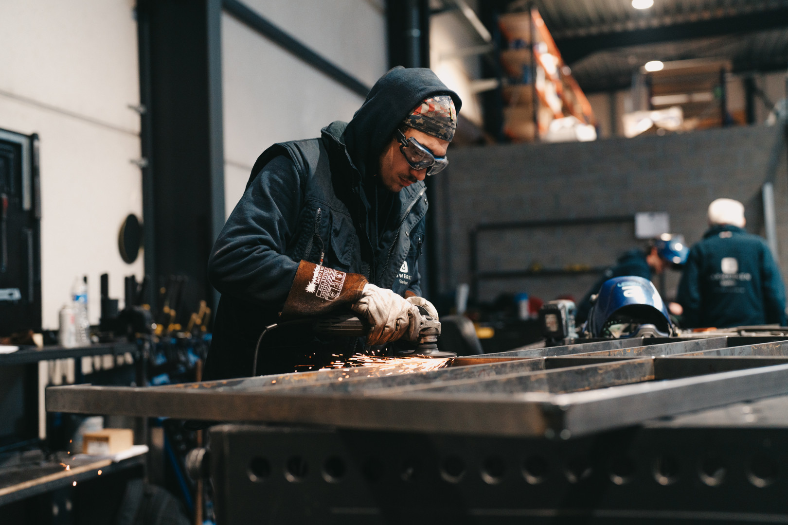 Lasser aan het werk met machine