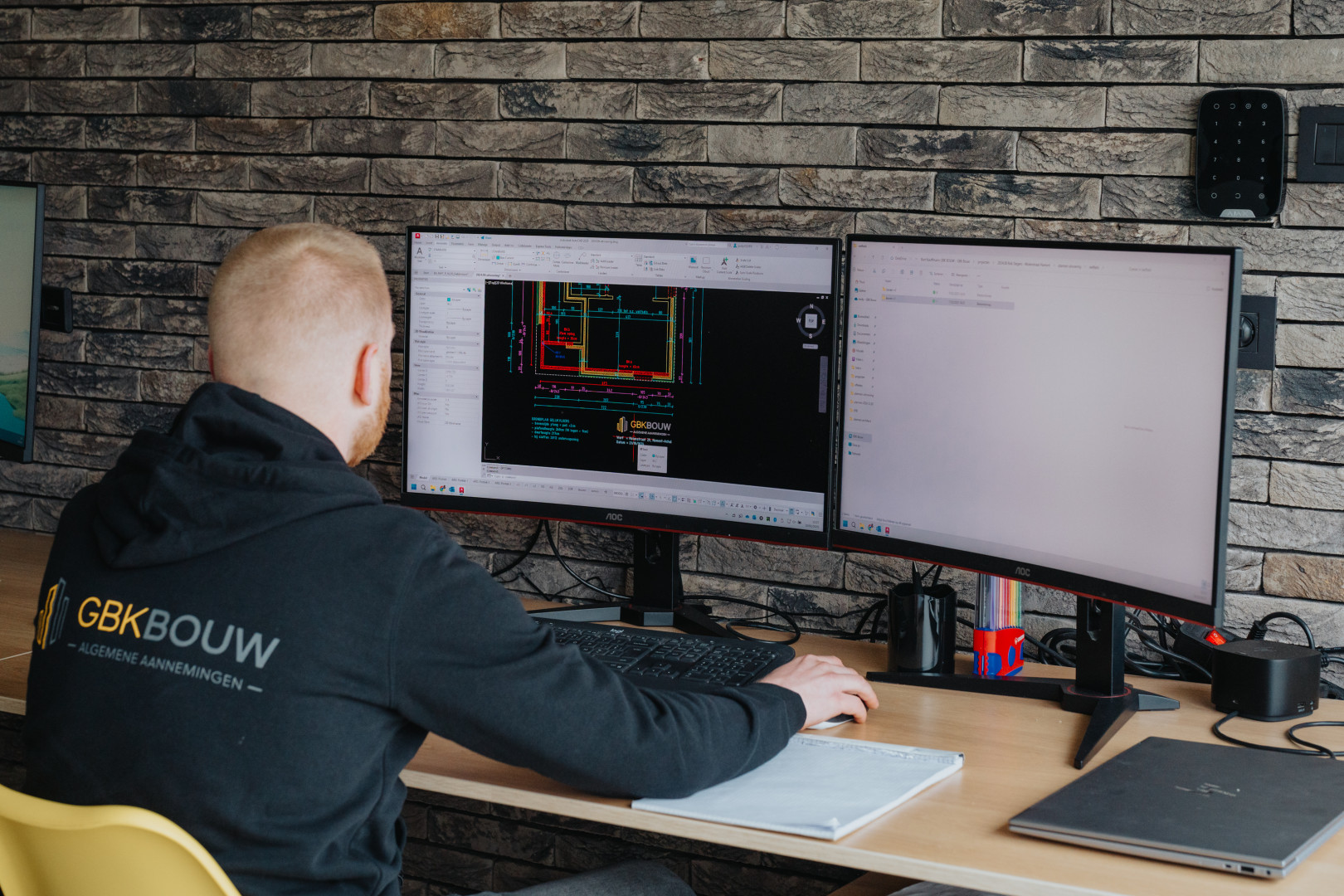 Bouwvoorbereiding villaproject Bouwvoorbereiding van een villaproject bij GBK Bouw met bouwplannen op computerscherm.