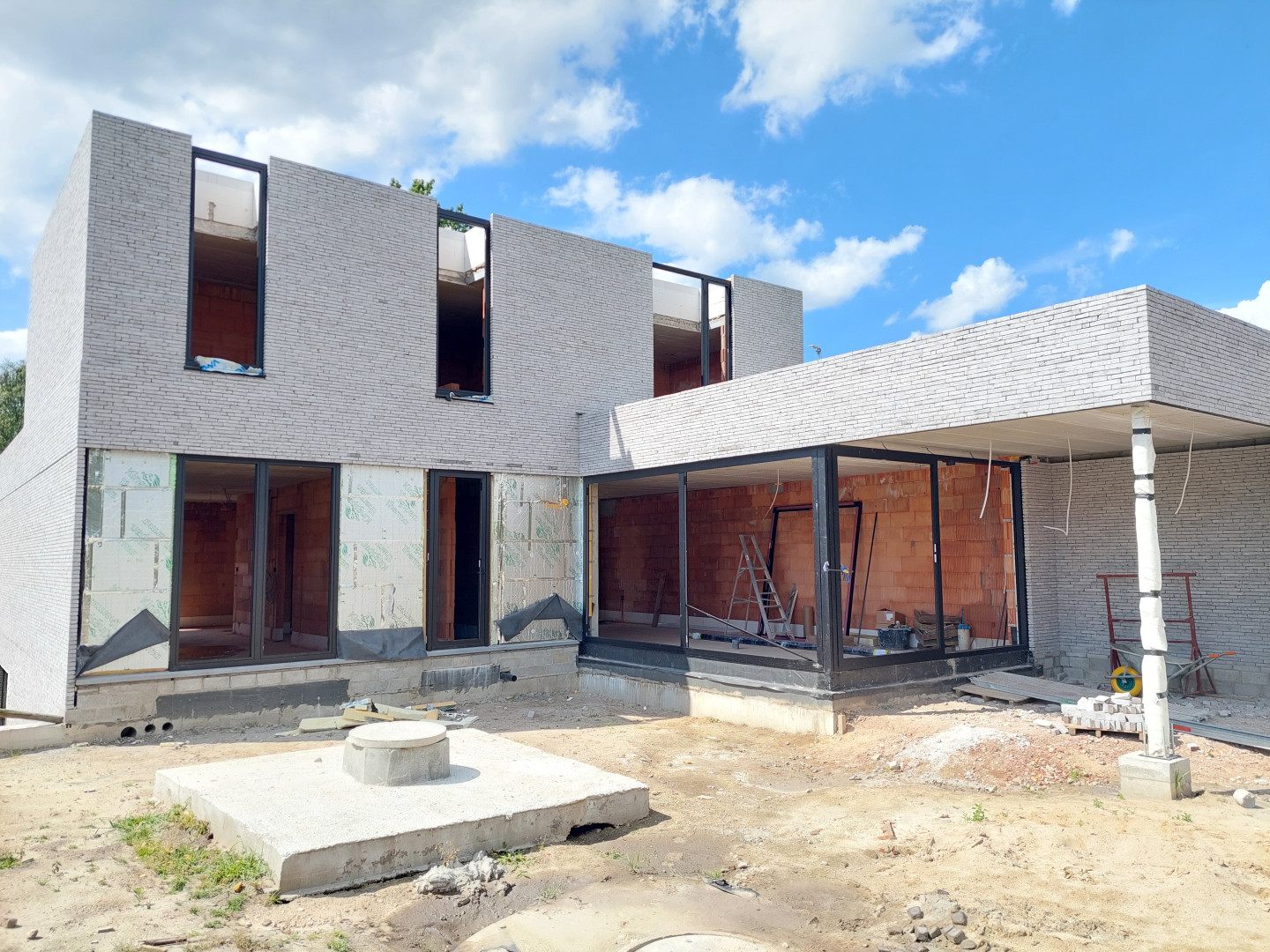 Moderne villabouw in uitvoering Moderne villabouw in uitvoering met strakke architectuur en grote raampartijen, gebouwd door GBK Bouw.