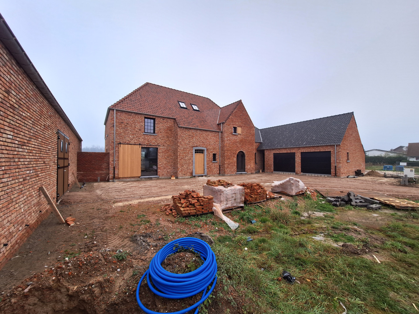 Landelijke villa in aanbouw Landelijke villa in aanbouw met karaktervolle gevel in authentieke baksteen, gerealiseerd door GBK Bouw.