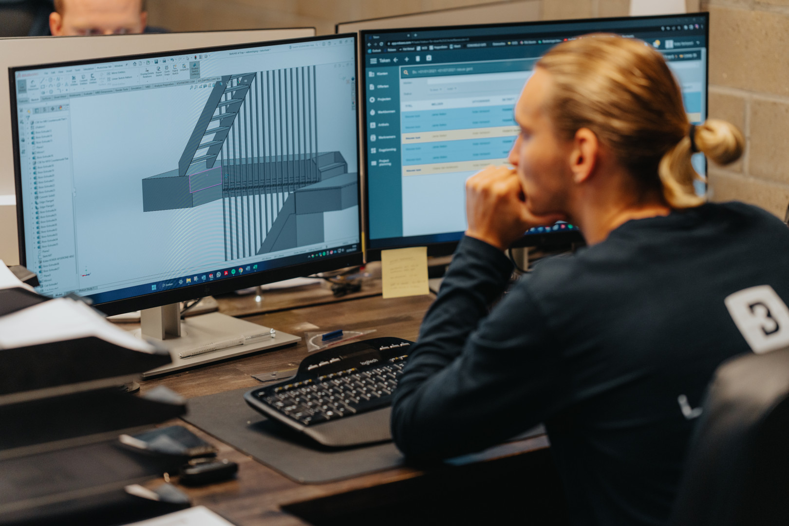 Lasser maakt schets van constructie aan computer