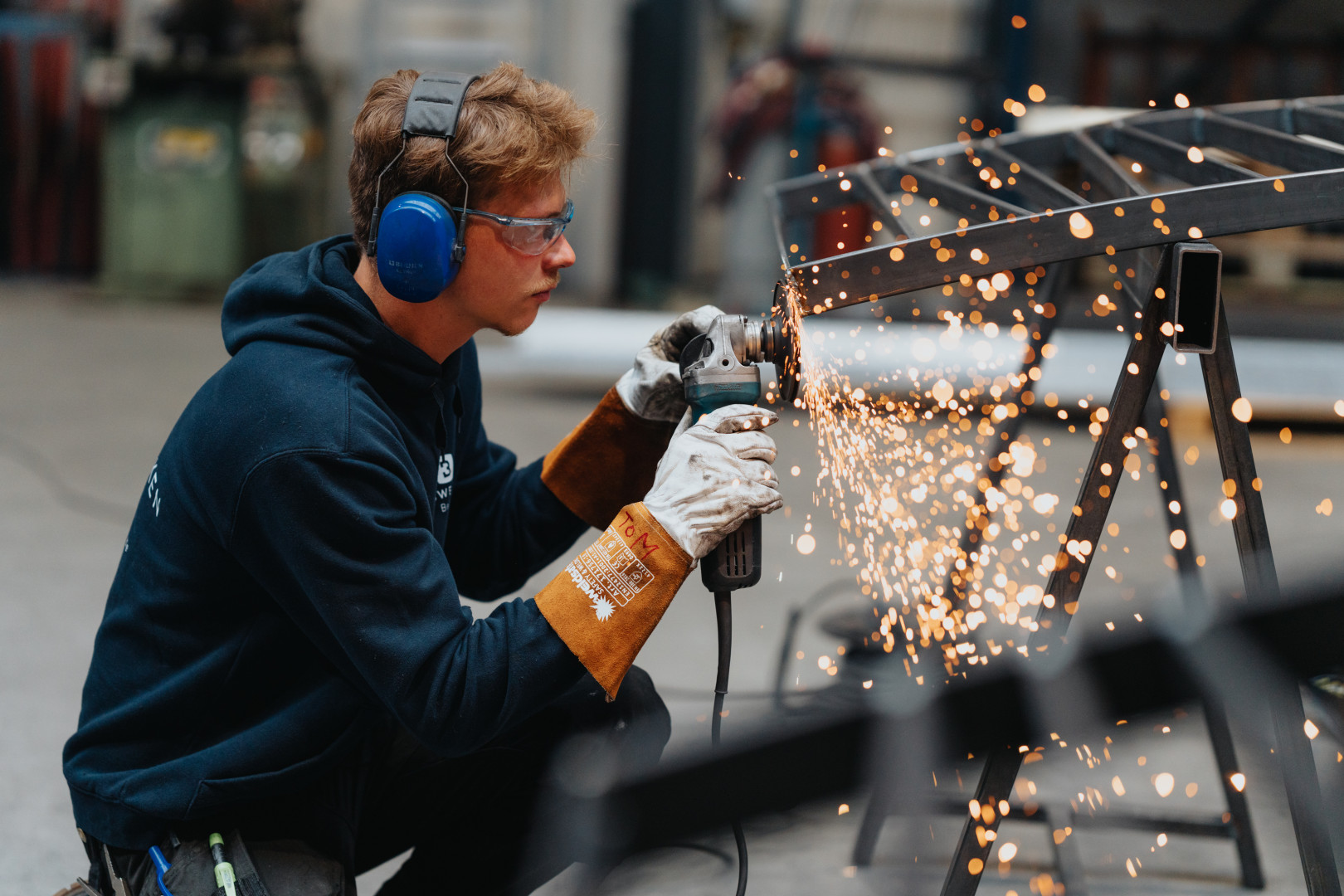 Lasser met gehoorbescherming in atelier aan het werk 