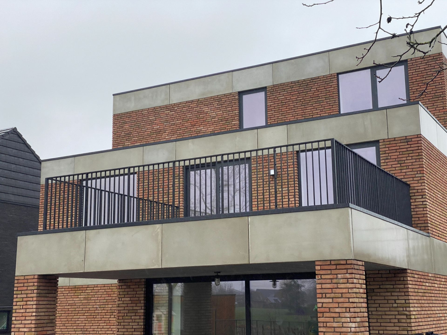 Buitenkant gebouw met balkon met moderne zwarte balustrade