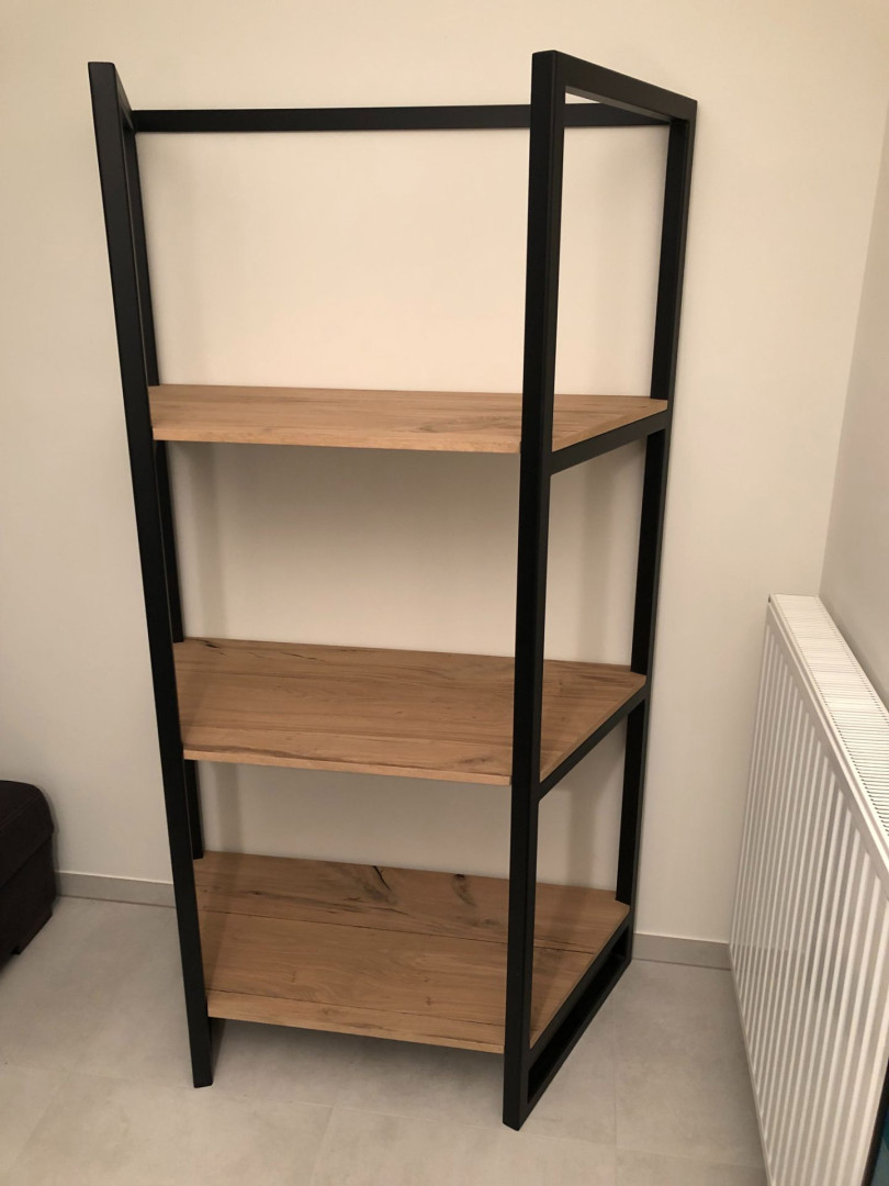 Open wandrek uit staal met houten leggers