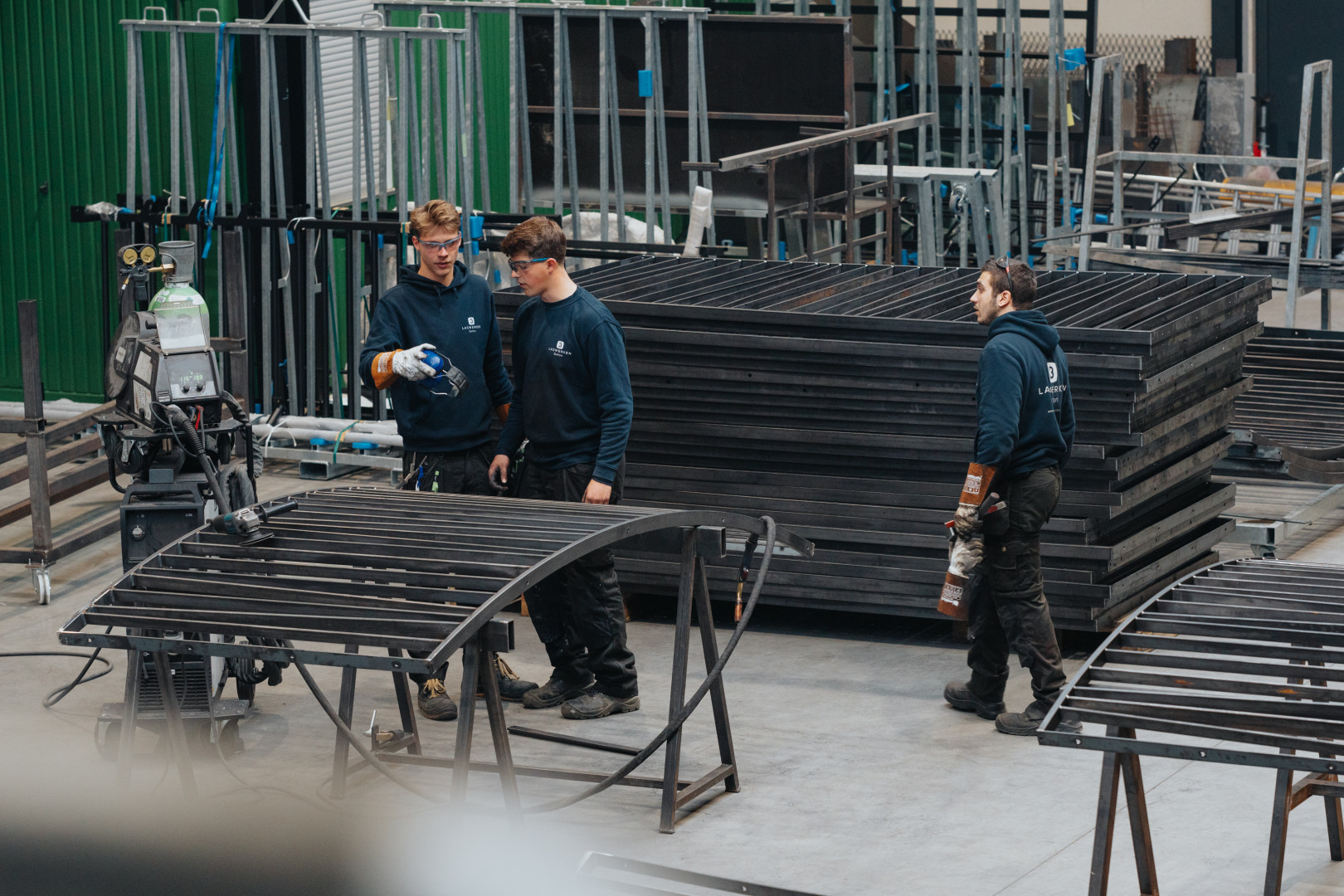 Stalen constructies gestapeld in een atelier
