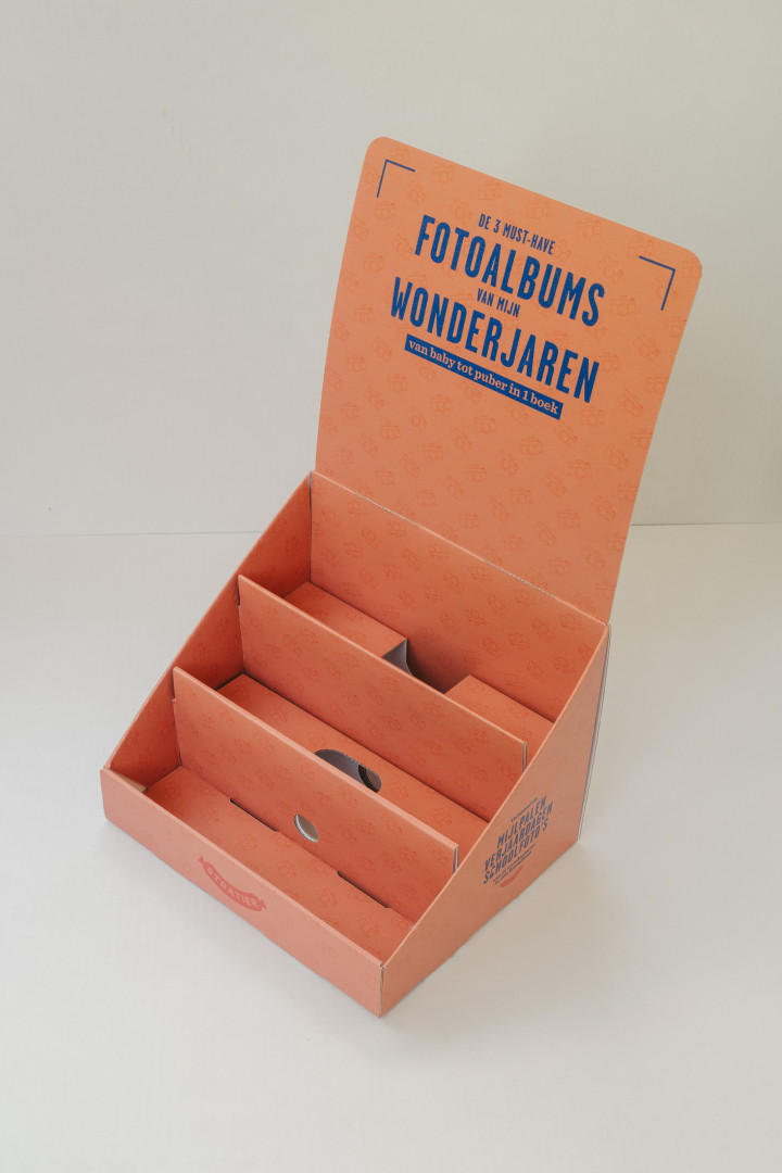 Oranje display uit karton voor fotoalbums met blauwe belettering